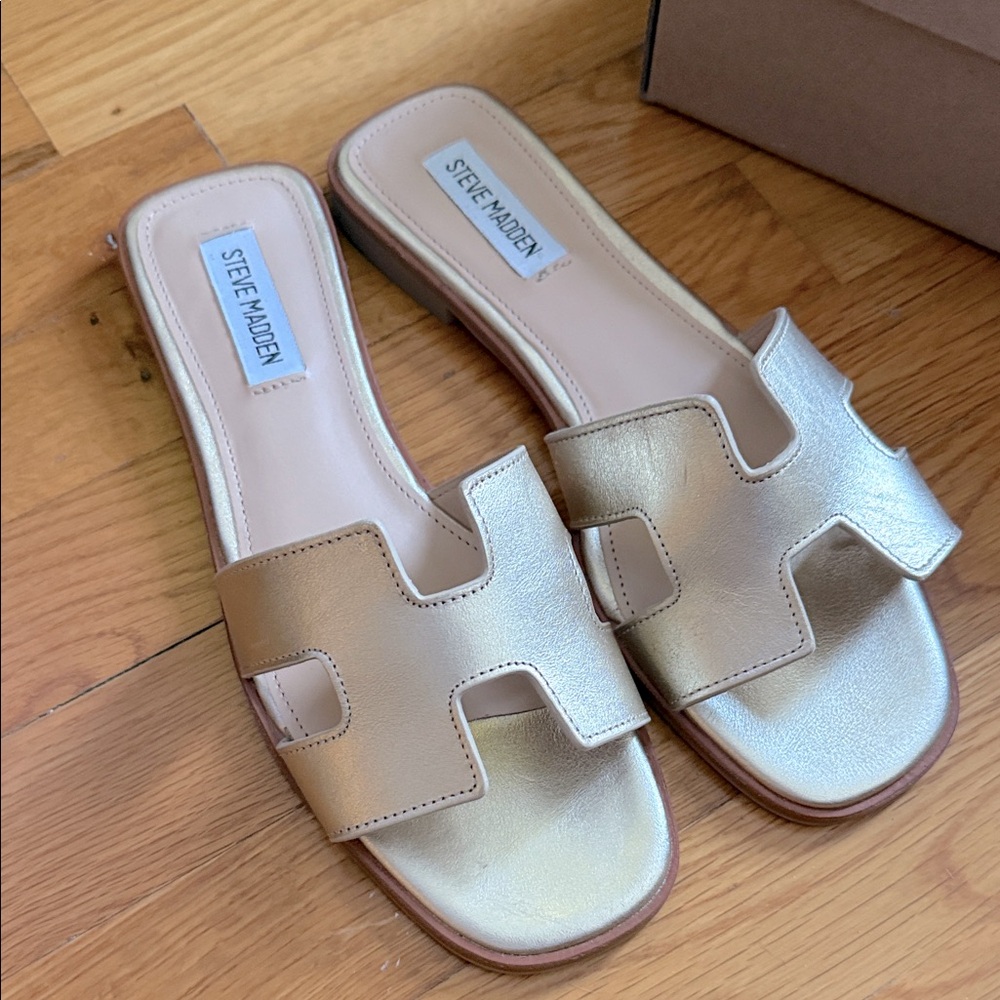 STEVE MADDEN “HADYN” GOLD LEATHER SANDAL. BRAND NEW. SIZE 8.0